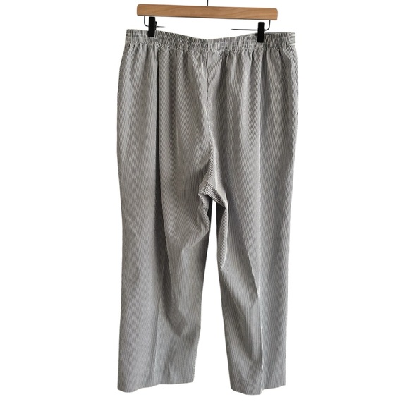 Alfred Dunner Seersucker Striped Pull On Pants 16W Gray White Cropped Coastal - Picture 6 of 13